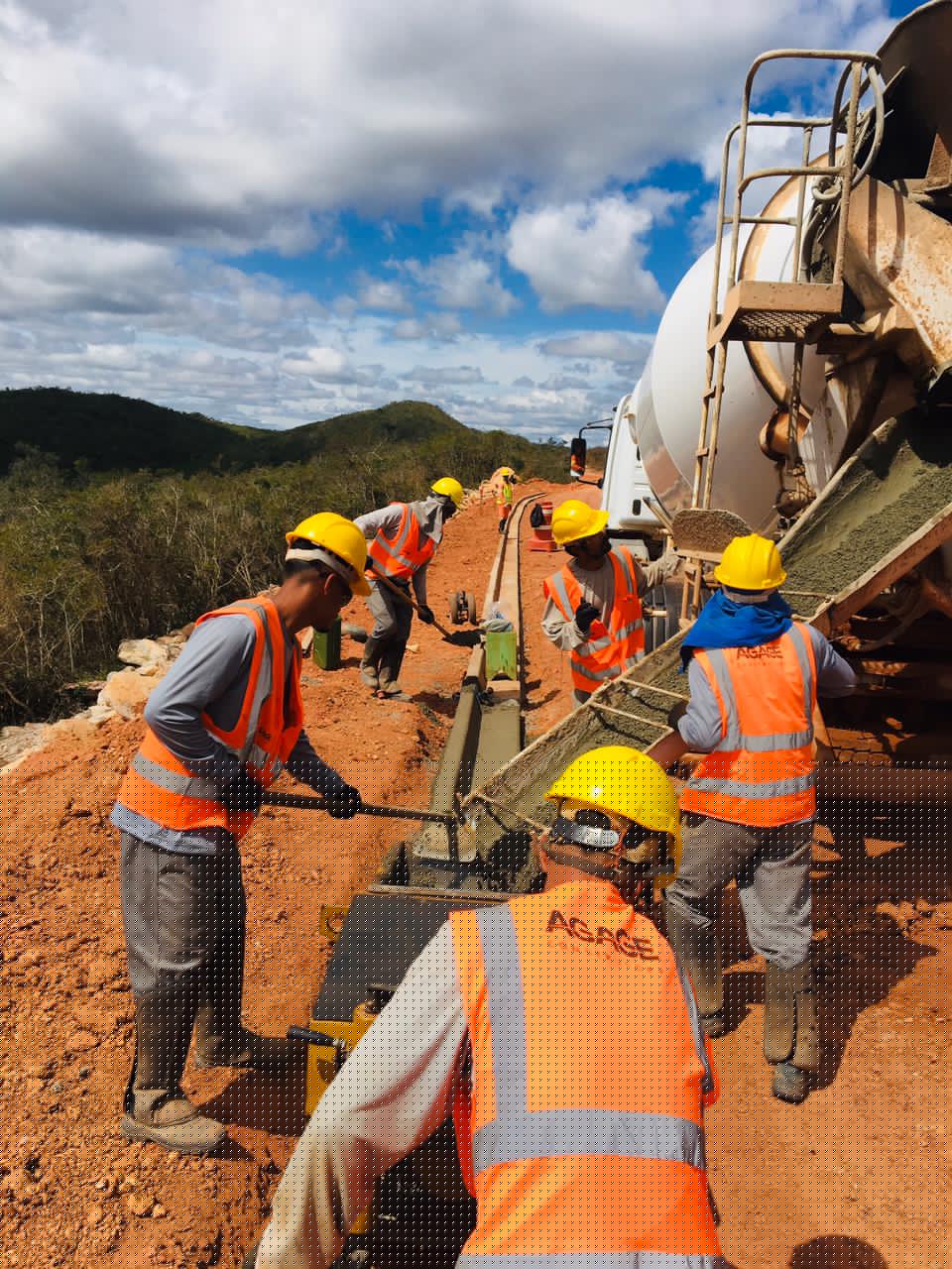 Equipe de engenheiros em fábrica