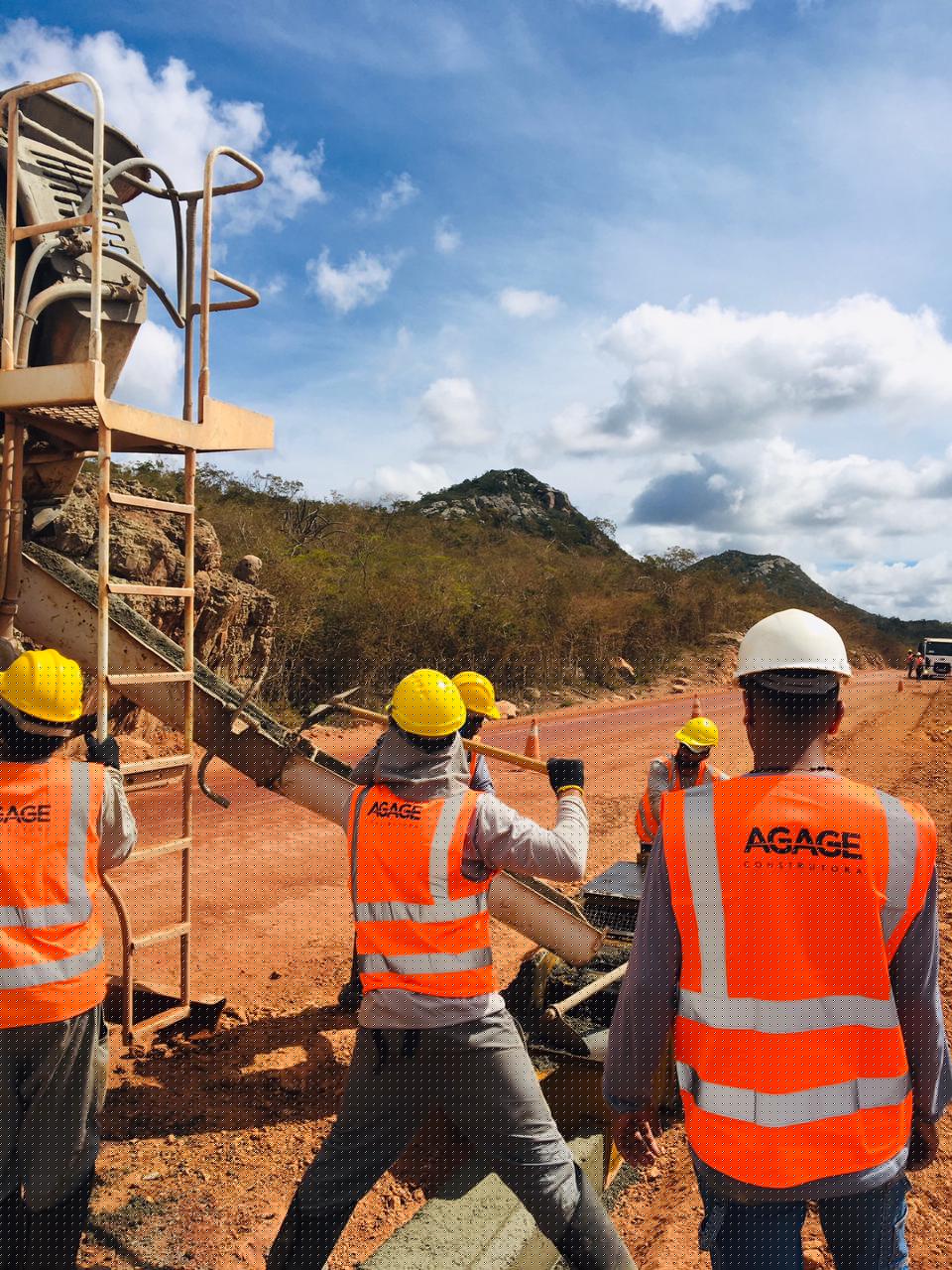 Equipe de engenheiros em fábrica