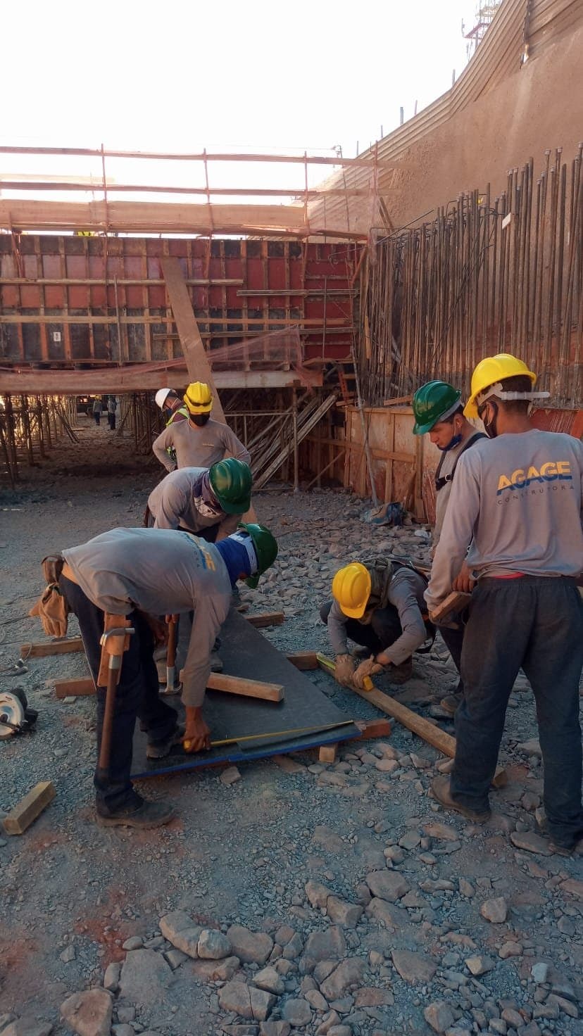 Colaboradores da AGAGE em obra